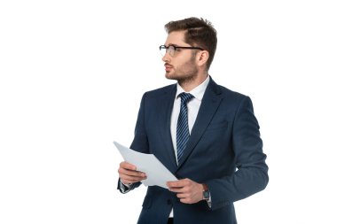 Gözlüklü genç işadamı beyaz kağıt tutarken gözünü kaçırıyor.