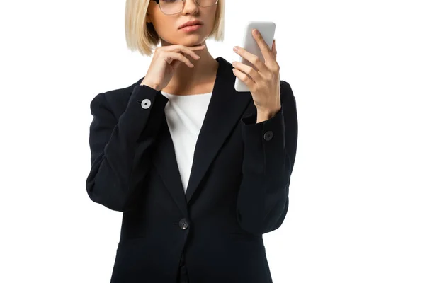 Vista Parziale Donna Affari Toccando Mento Tenendo Smartphone Isolato Bianco — Foto Stock