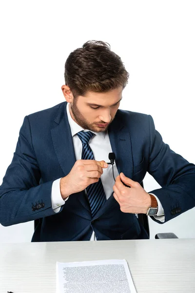 Anchorman Befestigung Mikrofon Auf Blazer Der Nähe Papier Mit Text — Stockfoto