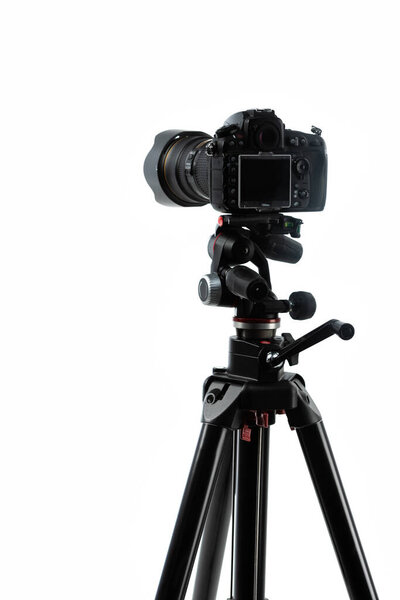 фотокамера на штативе изолирована на белом