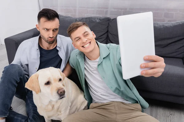 Happy Same Sex Couple Taking Selfie Digital Tablet Labrador Living — Stock Photo, Image