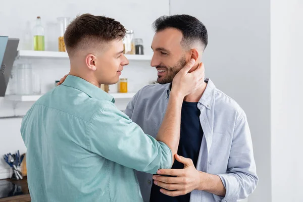 Glücklich Homosexuelle Mann Umarmt Ehemann Hause — Stockfoto