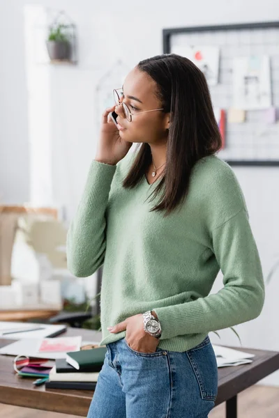 Arquitecto Freelance Afroamericano Hablando Smartphone Mientras Está Pie Con Mano — Foto de Stock