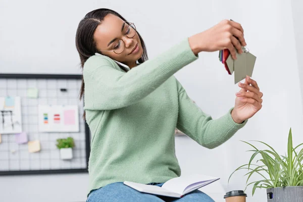 Diseñador Interiores Afroamericano Mirando Paleta Colores Material Mientras Habla Teléfono —  Fotos de Stock