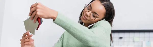 Genç Afro Amerikan Mimar Akıllı Telefon Afişle Konuşurken Malzemelerin Rengini — Stok fotoğraf