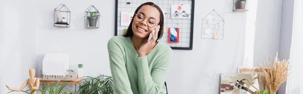 Feliz Africano Americano Arquitecto Sonriendo Mientras Habla Teléfono Móvil Bandera — Foto de Stock