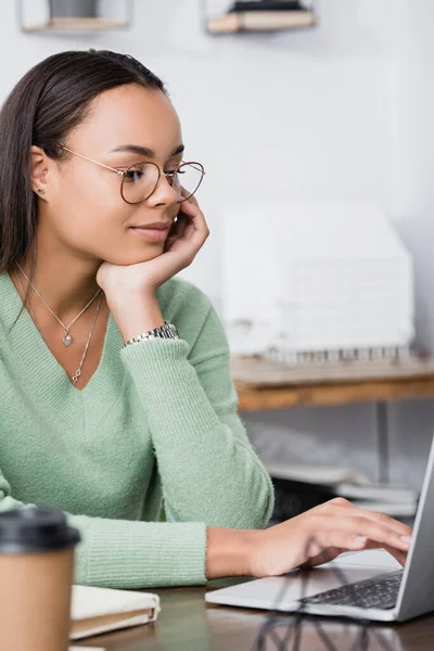 Positiv Afrikansk Amerikansk Arkitekt Skriva Laptop Medan Arbetar Hemma Suddig — Stockfoto