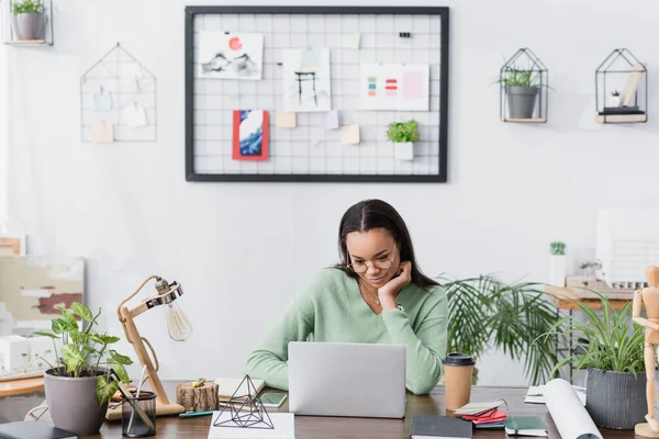 Mladý Africký Americký Interiér Návrhář Pracující Blízkosti Notebooku Doma Studio — Stock fotografie