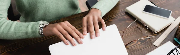 Bijgesneden Beeld Van Afrikaanse Amerikaanse Architect Opening Laptop Het Werk — Stockfoto