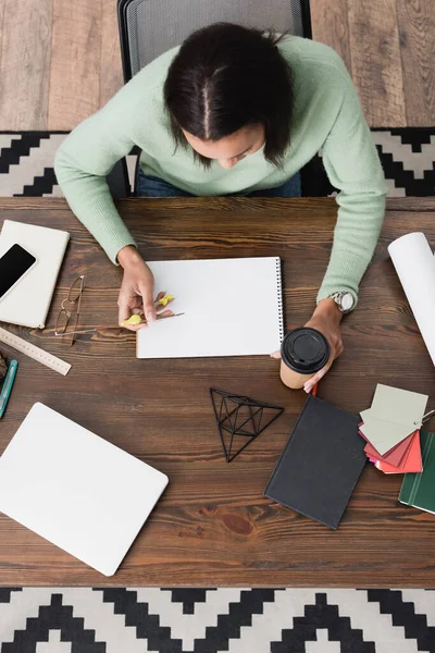 Overhead View African American Interior Designer Holding Divider Coffee While — Stok Foto