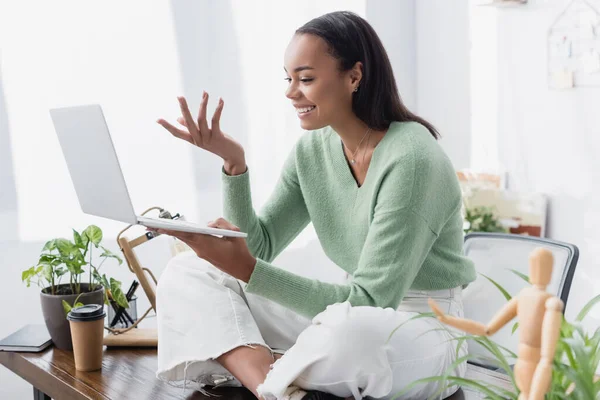 Alegre Afroamericano Freelancer Sentado Escritorio Gesto Durante Chat Vídeo Ordenador — Foto de Stock