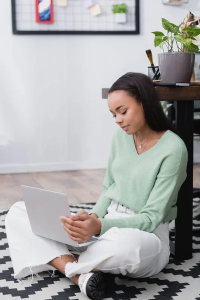 Giovane Architetto Afroamericano Seduto Piano Con Gambe Incrociate Utilizzando Computer — Foto Stock