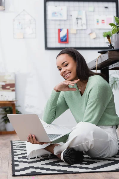 Alegre Diseñador Interiores Afroamericano Sonriendo Cámara Mientras Está Sentado Suelo — Foto de Stock