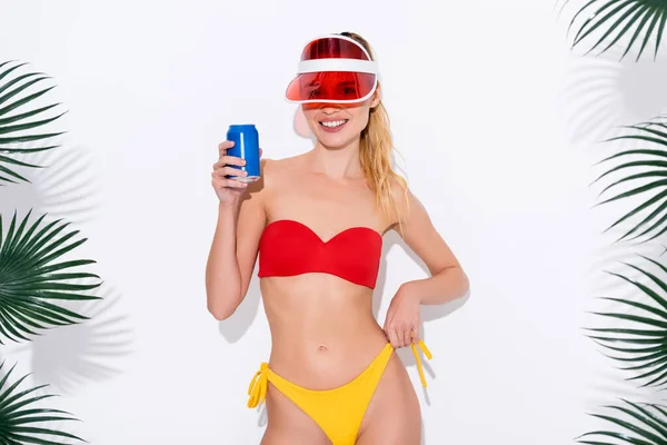 Gelukkig Vrouw Zonneklep Badpak Holding Soda Terwijl Glimlachen Camera Wit — Stockfoto