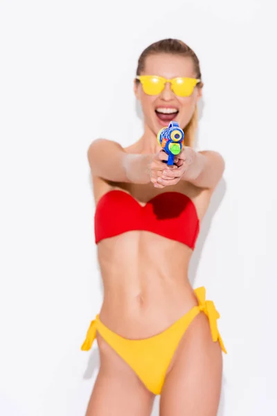 Vzrušená Žena Plavkách Žluté Sluneční Brýle Drží Vodní Pistole Při — Stock fotografie
