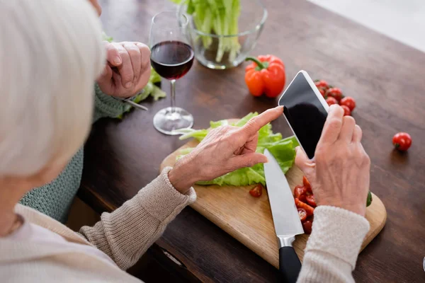 Bijgesneden Weergave Van Senior Vrouw Wijzen Met Vinger Naar Smartphone — Stockfoto