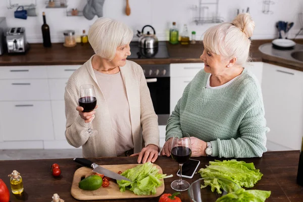 Hög Vinkel Syn Glada Senior Kvinna Håller Glas Med Rött — Stockfoto