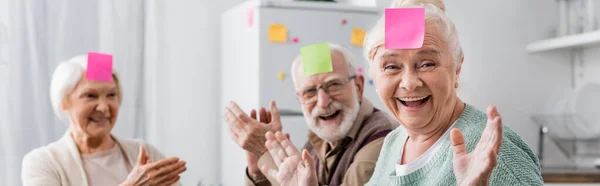 Amigos Mayores Emocionados Con Notas Adhesivas Frente Jugando Juego Cocina —  Fotos de Stock