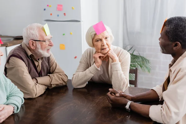 Interracial Senior Friends Sticky Notes Foreheads Playing Game Kitchen — Stock Photo, Image