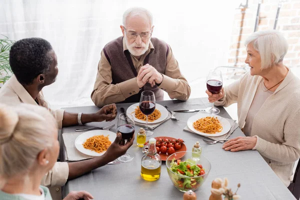 Vista Ángulo Alto Hombres Mujeres Multiculturales Que Tienen Delicioso Almuerzo — Foto de Stock