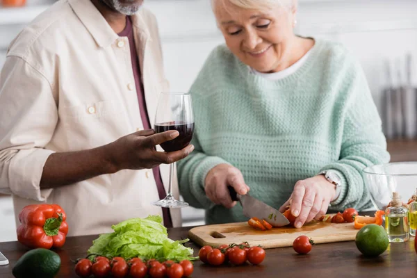 Happy Senior Woman Cutting Ripe Bell Pepper African American Husband — Stock Photo, Image