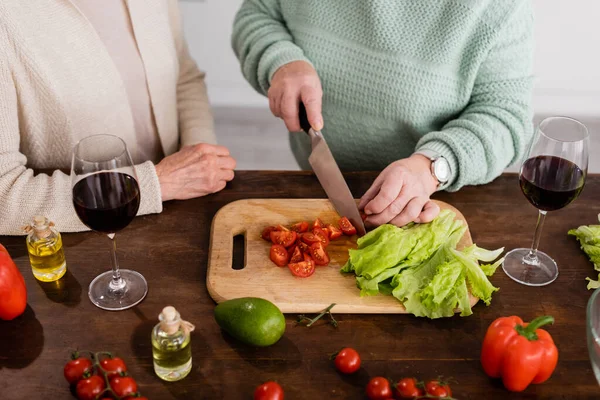 Vista Recortada Mujer Jubilada Cortando Tomates Cherry Tabla Cortar Cerca — Foto de Stock