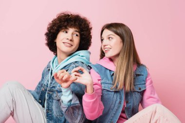 Pembe parmakları olan pozitif gençler. 