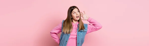 Adolescente Com Mão Perto Orelha Olhando Para Fundo Rosa Banner — Fotografia de Stock