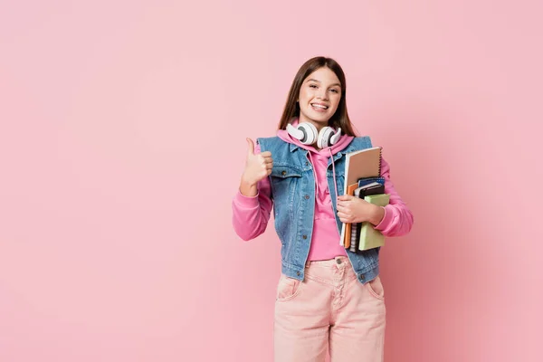 Glimlachende Tiener Hoofdtelefoon Tonen Als Met Notebooks Roze Achtergrond — Stockfoto