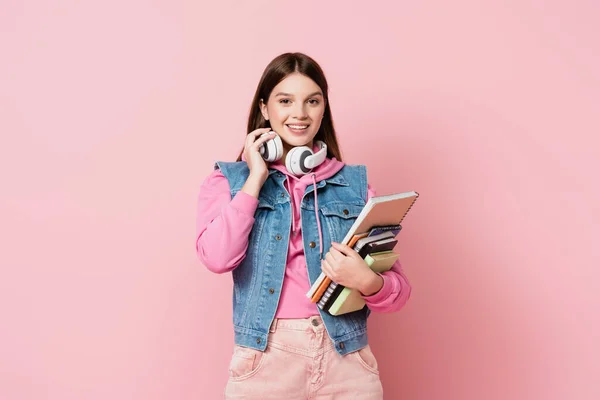 Vrolijk Meisje Met Koptelefoon Kopieer Boeken Roze Achtergrond — Stockfoto