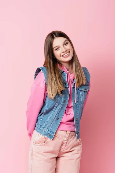 Sorrindo Adolescente Olhando Para Câmera Fundo Rosa — Fotografia de Stock