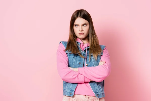 Adolescente Ofendido Com Braços Cruzados Olhando Para Fundo Rosa — Fotografia de Stock