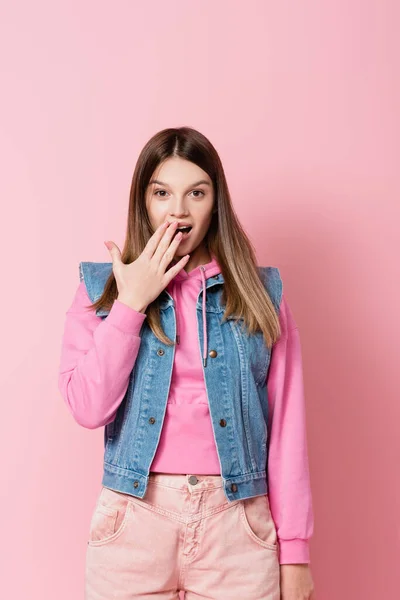 Podekscytowana Nastolatka Patrząc Aparat Fotograficzny Różowym Tle — Zdjęcie stockowe