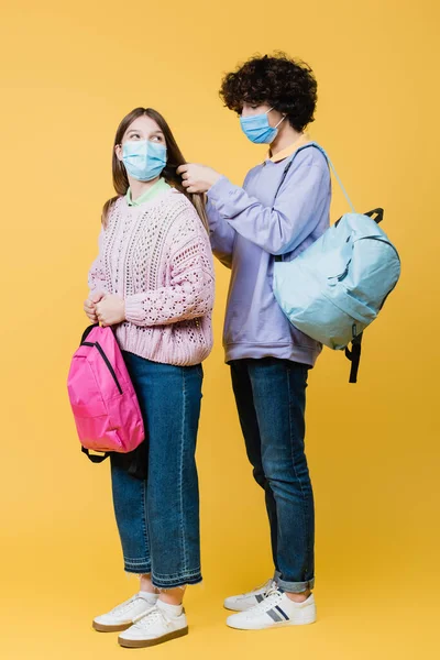 Σγουρά Έφηβος Ιατρική Μάσκα Προσαρμογή Των Μαλλιών Του Φίλου Σακίδιο — Φωτογραφία Αρχείου