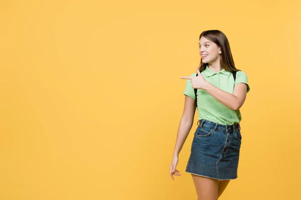 Adolescente Alegre Apontando Com Dedo Isolado Amarelo — Fotografia de Stock