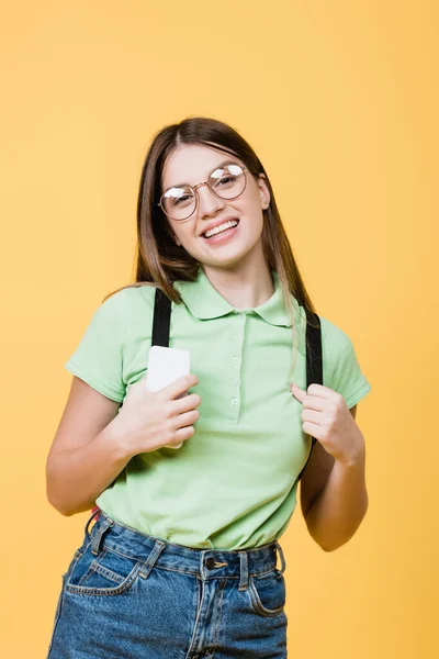 Lächelnder Teenager Mit Handy Und Rucksack — Stockfoto