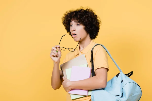 Beleidigter Schüler Mit Rucksack Und Notizbuch Mit Gelber Brille — Stockfoto