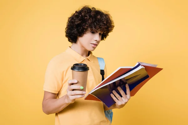 Estudante Encaracolado Com Copo Papel Olhando Para Notebook Isolado Amarelo — Fotografia de Stock