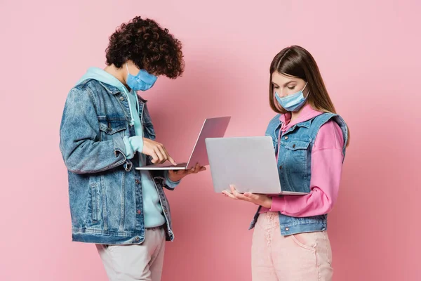 Teenagers Protective Masks Using Laptops Pink Background — Stock Photo, Image