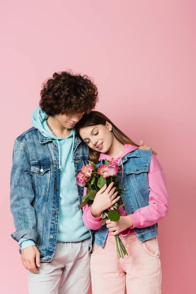 Adolescente Sorrindo Segurando Flores Perto Namorado Isolado Rosa — Fotografia de Stock