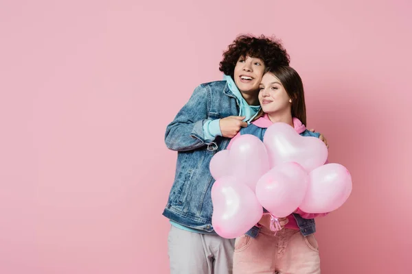 Wesoły Nastolatek Szlifowanie Pobliżu Dziewczyna Balonów Izolowanych Różowy — Zdjęcie stockowe