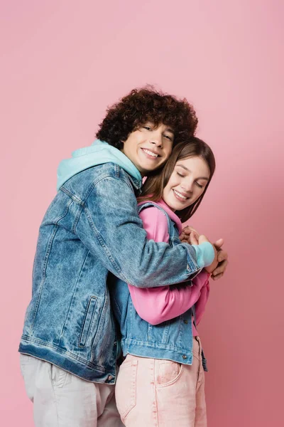 Πλευρική Άποψη Του Σγουρά Έφηβος Αγκαλιάζει Φίλη Ροζ Φόντο — Φωτογραφία Αρχείου