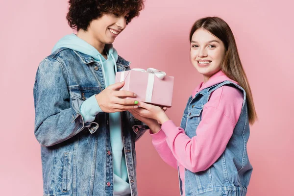 Adolescente Sorridente Dando Presente Namorada Fundo Rosa — Fotografia de Stock