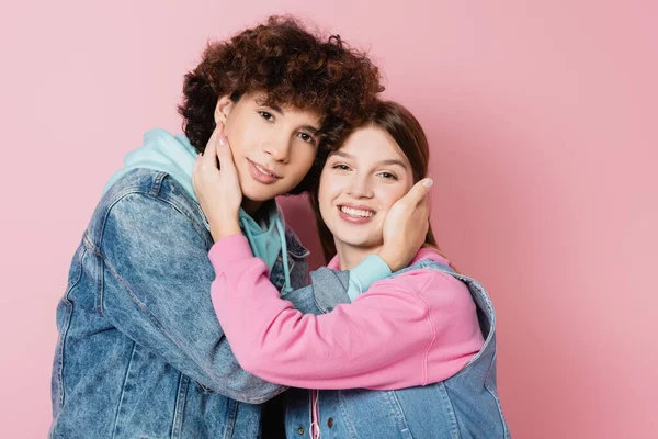 Feliz Adolescente Pareja Abrazando Rosa Fondo — Foto de Stock