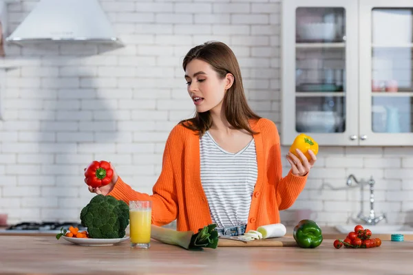 Young Woman Holding Fresh Bell Pepper Vegetables Juice Kitchen Counter — Stock Photo, Image