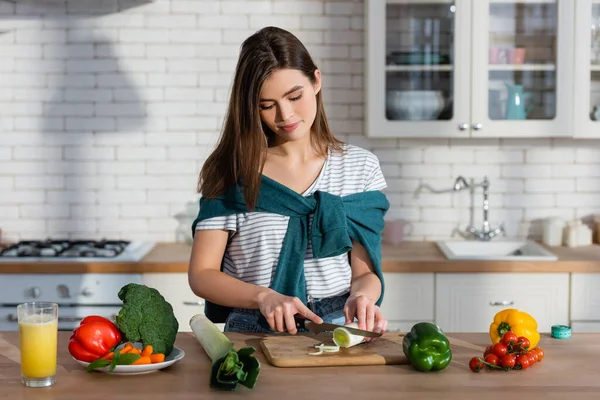 Donna Taglio Porro Vicino Verdure Fresche Sul Tavolo Della Cucina — Foto Stock