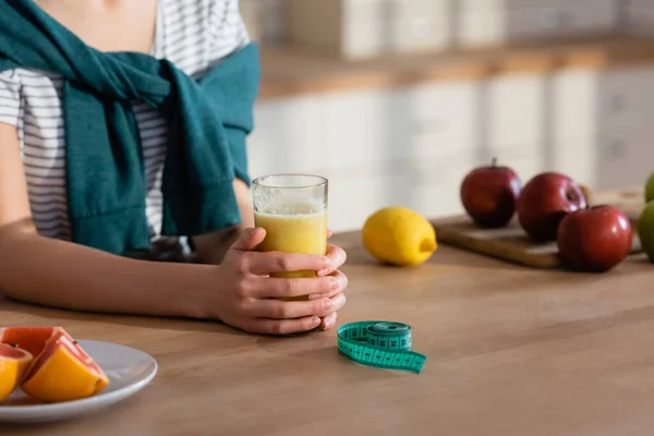 Vista Cortada Mulher Perto Vidro Suco Laranja Frutas Frescas Fita — Fotografia de Stock