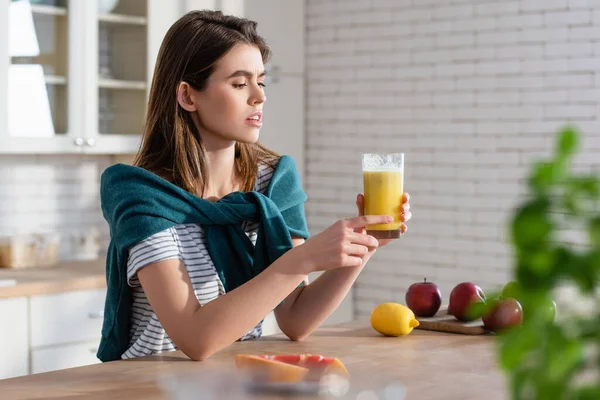 Jonge Vrouw Met Glas Sap Buurt Van Vers Fruit Wazig — Stockfoto