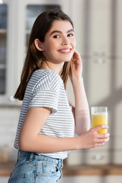 Fröhliche Frau Schaut Weg Während Sie Ein Glas Frischen Smoothie — Stockfoto