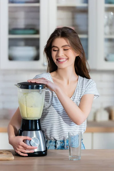 Glad Kvinna Förbereder Färsk Smoothie Köket — Stockfoto